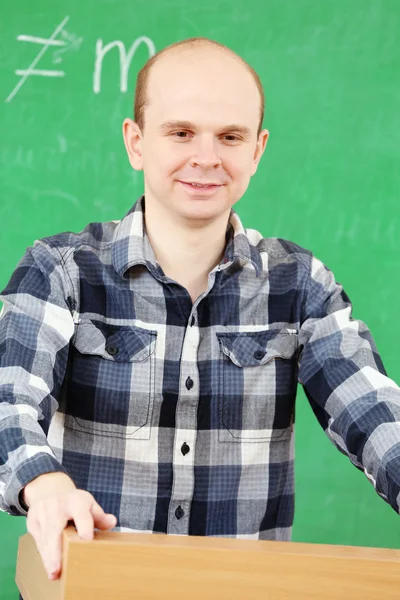 Öğretmen sınıfta kara tahta yakınındaki — Stok fotoğraf