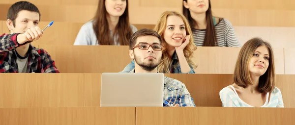 Groupe d'étudiants assis dans la salle de classe — Photo