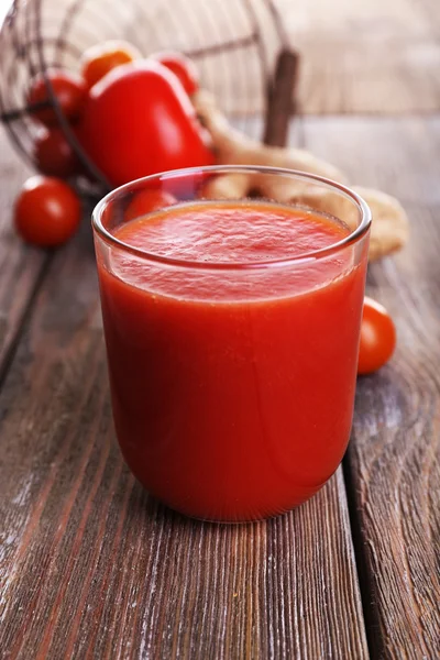 Vaso de jugo de tomate con tomates cherry sobre mesa de madera de cerca — Foto de Stock