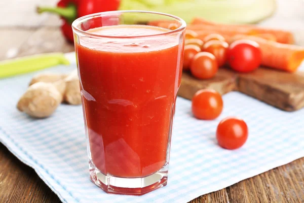 Vaso de jugo de tomate con verduras en la mesa de madera de cerca — Foto de Stock