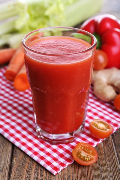 Vaso de jugo de tomate con verduras en la mesa de madera de cerca — Foto de Stock