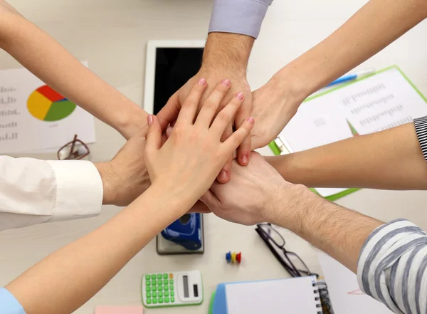 Vereinte Hände des Business-Teams am Arbeitsplatz Hintergrundansicht — Stockfoto