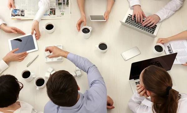 Group of business people working at desk top view — Stock Photo, Image