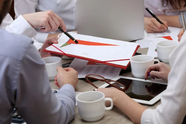 Gruppo di uomini d'affari che lavorano in ufficio — Foto Stock