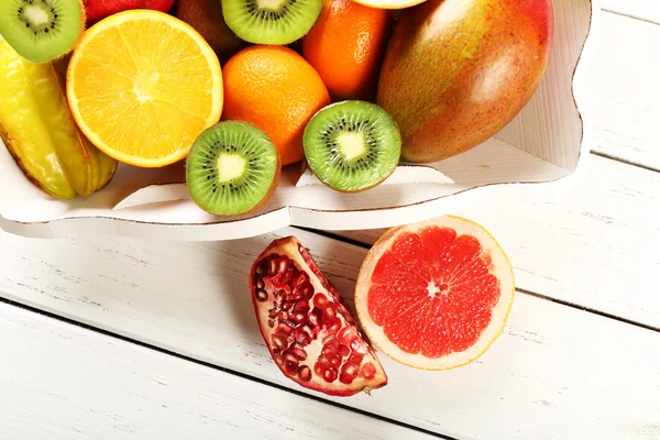 Assortiment van vruchten op houten tafel — Stockfoto