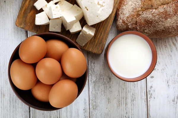 Sabrosos productos lácteos con pan en la mesa de cerca — Foto de Stock