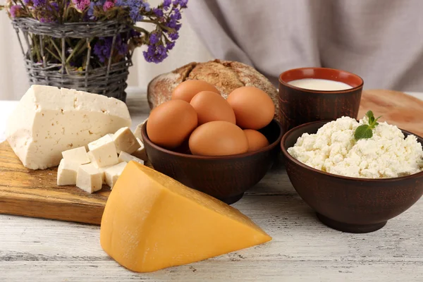 Produk susu lezat dengan roti dan bunga kering di atas meja tutup — Stok Foto