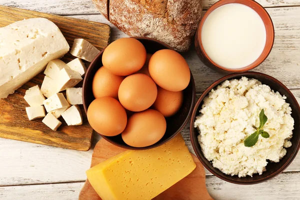 Produits laitiers savoureux avec du pain sur la table close up — Photo