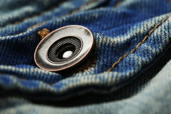 Металлическая кнопка на одежде — стоковое фото