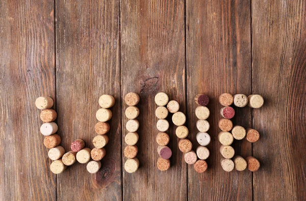 Tapones de vino sobre fondo de madera — Foto de Stock