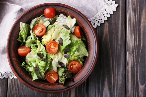 Salada com arugula e tomate cereja em mesa de madeira — Fotografia de Stock