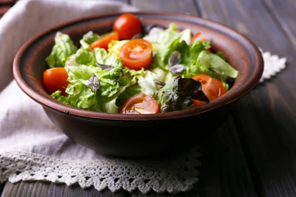 Salade avec roquette et tomates cerises sur table en bois — Photo