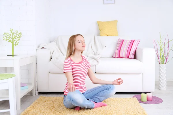 Jonge vrouw doet yoga thuis — Stockfoto