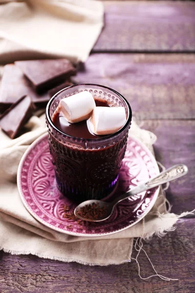 Heiße Schokolade mit Marshmallows im Glas, auf farbigem Holzgrund — Stockfoto