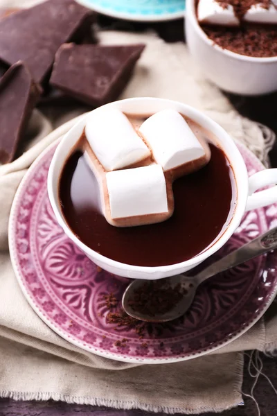 Chocolate quente com marshmallows na caneca, na cor de fundo de madeira — Fotografia de Stock