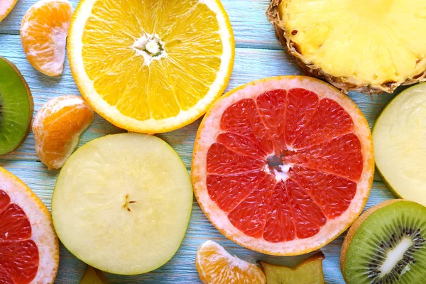 Frutas en rodajas en la mesa, primer plano —  Fotos de Stock