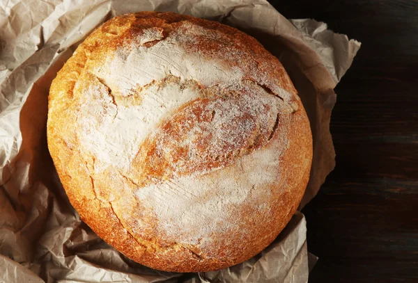 Kağıt ahşap arka plan üzerinde taze ekmek — Stok fotoğraf