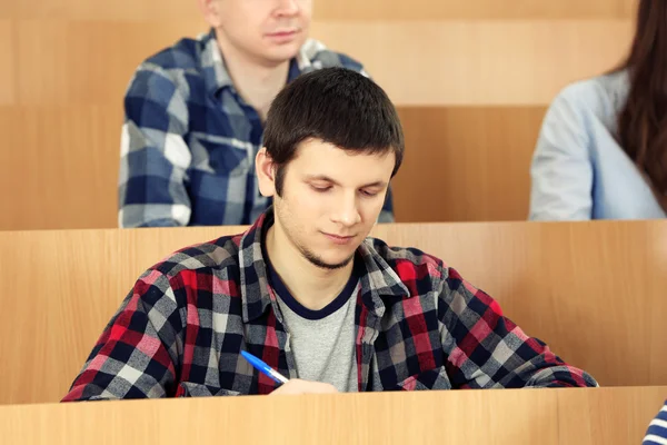 Groupe d'étudiants assis dans la salle de classe — Photo