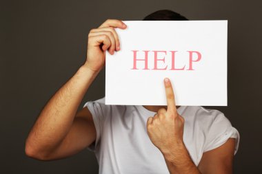 Kağıdın yardımıyla koyu arka plan üzerinde erkek elinde kayıt