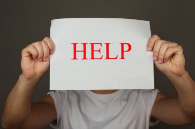 Kağıdın yardımıyla koyu arka plan üzerinde erkek elinde kayıt