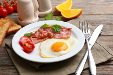 Pastırmalı yumurta rustik ahşap plakalar arka plan üzerinde