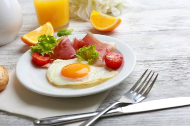 Pastırmalı yumurta renk ahşap masa arka plan üzerinde.