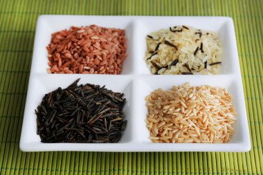 Pirinç bambu zemin üzerine plaka üzerinde farklı türleri