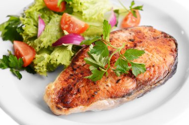 Lezzetli balık plaka yakın çekim üzerinde pişmiş