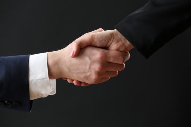 İş karşılıklı koyu arka plan üzerinde