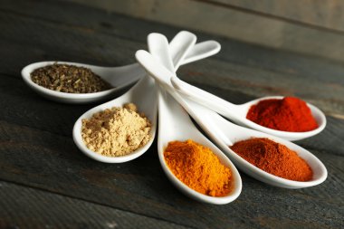 Ahşap zemin üzerine kaşık baharat çeşitleri