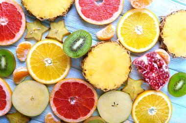 Meyveler masanın üstünde, dilimlenmiş yakın çekim