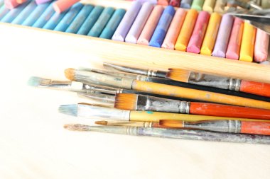 Kutusunda kumaş arka plan üzerinde pastel boya ile renkli fırçaları tebeşir