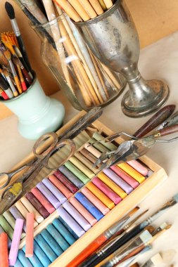 Kutusunda kumaş arka plan üzerinde pastel boya ile renkli fırçaları tebeşir