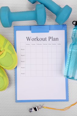 Egzersiz planı ve spor ekipmanları üstten görünüm yakın çekim 