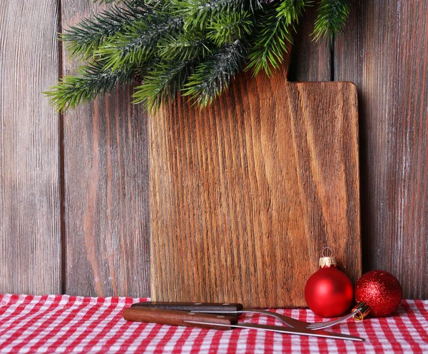 Tagliere con decorazione natalizia su tavole di legno sfondo — Foto Stock