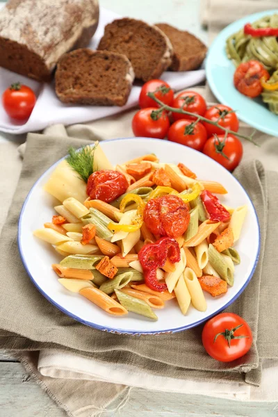 Nudelsalat mit Paprika, Karotten und Tomaten auf Holztischhintergrund — Stockfoto