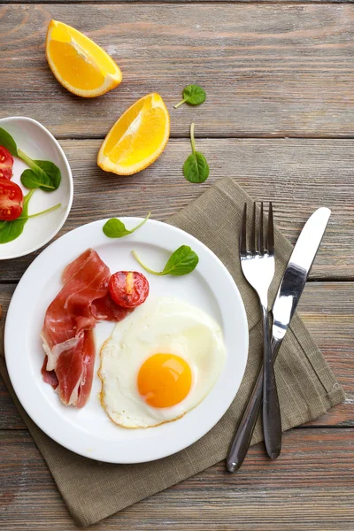 Bacon et oeufs sur des planches rustiques en bois fond — Photo