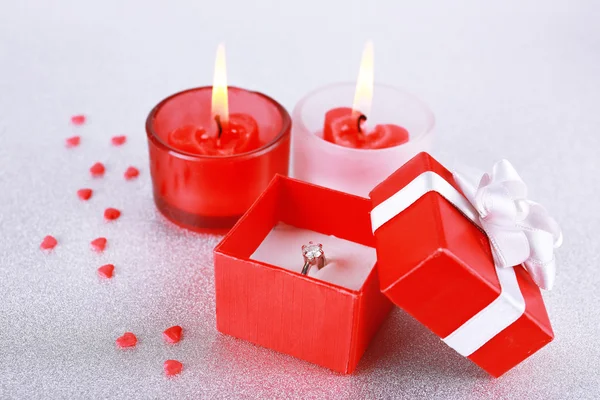 Regalo romántico con velas, concepto de amor — Foto de Stock