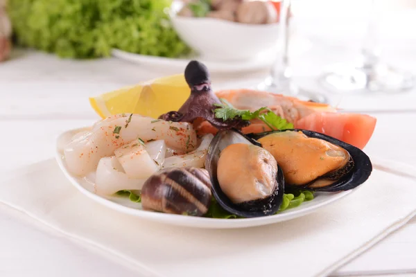 Frutos do mar saborosos no prato na mesa close-up — Fotografia de Stock