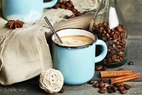 Vackra komposition med god cappuccino på träbord — Stockfoto