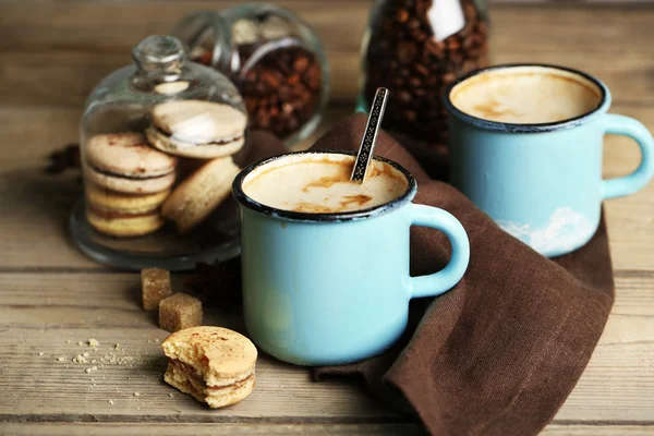 Mooie compositie met heerlijke cappuccino op houten tafel — Stockfoto