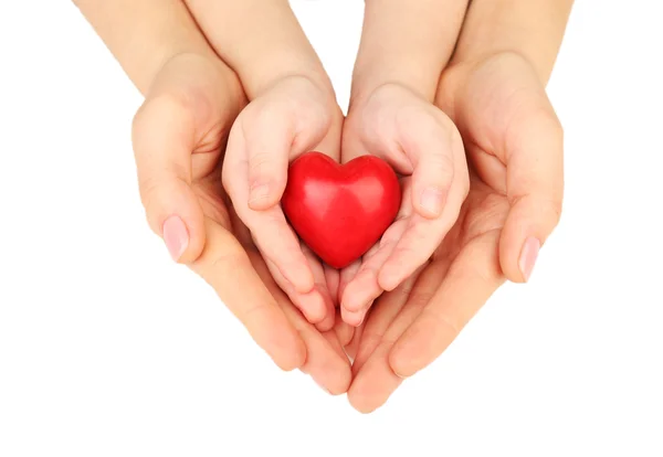 Coeur dans les mains de l'enfant et de la mère isolé sur blanc — Photo