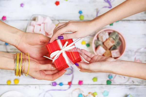 Mani femminili in possesso di dono — Foto Stock