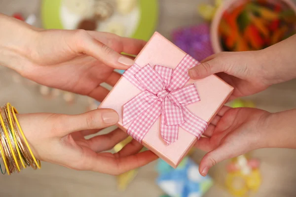 Les mains féminines tenant cadeau — Photo