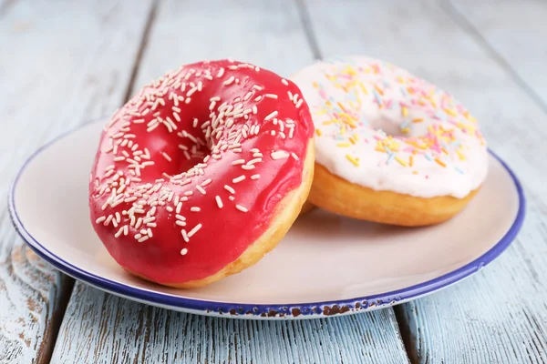 Leckere Donuts mit Sahnehäubchen — Stockfoto