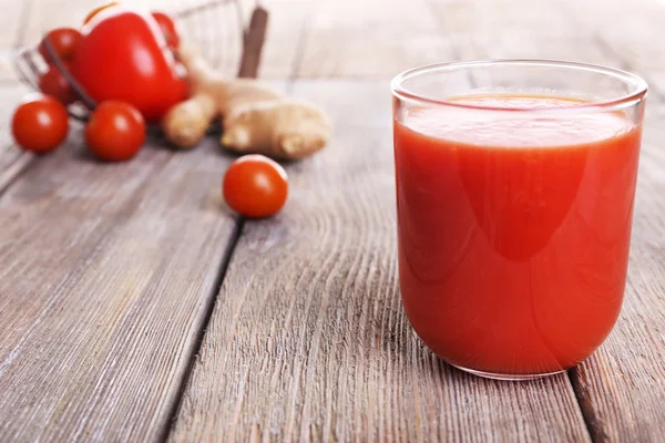 番茄汁的樱桃西红柿木制的桌子上的玻璃关闭 — 图库照片