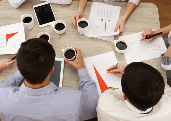 Sekelompok orang bisnis yang bekerja di meja top view — Stok Foto