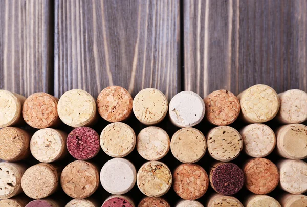 Korki do wina na drewnianym tle — Zdjęcie stockowe