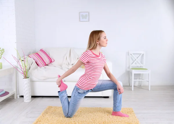 Jonge vrouw doet yoga thuis — Stockfoto