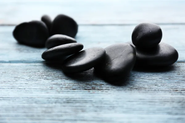 Piedras de spa gotas sobre fondo de madera —  Fotos de Stock